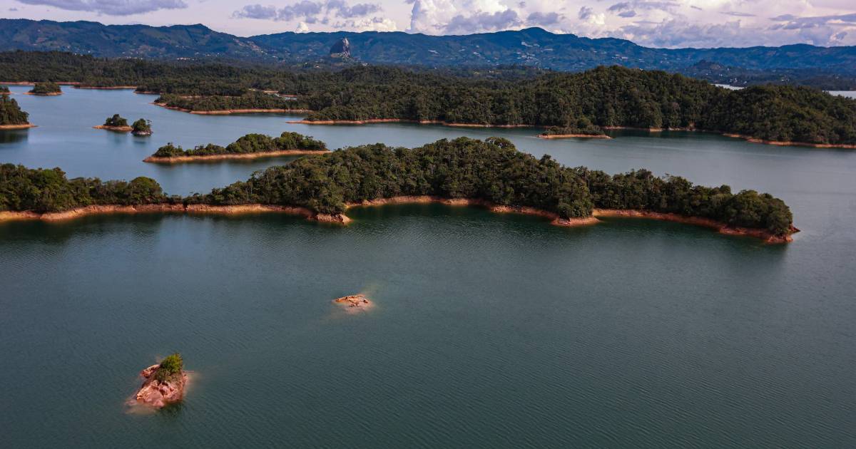 Embalses llenos de agua en un paisaje natural con nubes grises reflejando la preocupación por el fenómeno de El Niño
