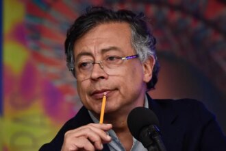 Imagen de un hombre de negocios mirando un gráfico de economía con una expresión de preocupación