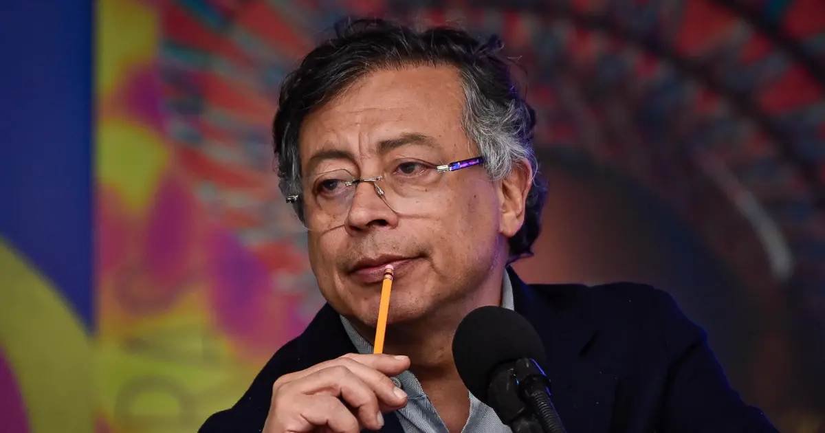 Imagen de un hombre de negocios mirando un gráfico de economía con una expresión de preocupación
