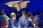 Imagen de un médico trabajando en una cirugía fetal con tecnología de punta