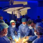 Imagen de un médico trabajando en una cirugía fetal con tecnología de punta