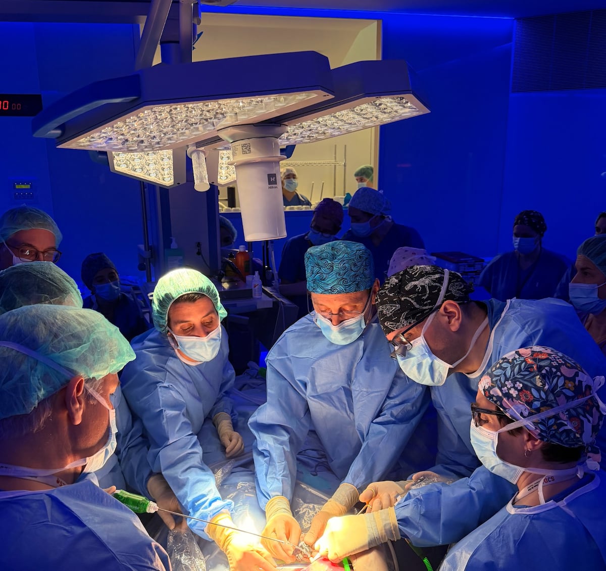 Imagen de un médico trabajando en una cirugía fetal con tecnología de punta