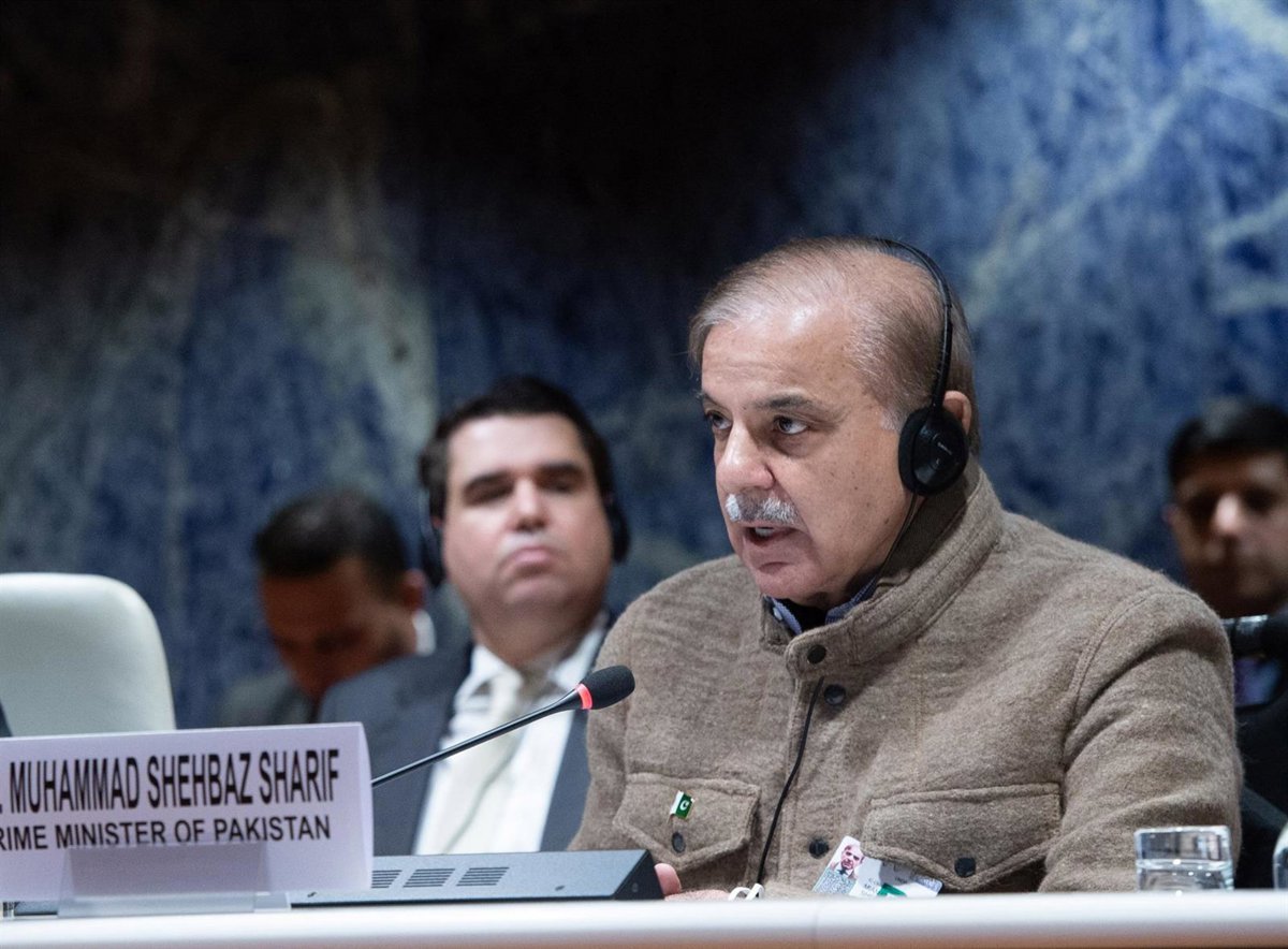 El primer ministro de Pakistán, Shehbaz Sharif, hablando en un evento oficial.