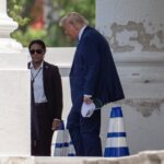 El presidente de Estados Unidos, Donald Trump, hablando con el primer ministro israelí, Benjamin Netanyahu