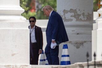 El presidente de Estados Unidos, Donald Trump, hablando con el primer ministro israelí, Benjamin Netanyahu