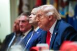 Donald Trump hablando en el Despacho Oval de la Casa Blanca
