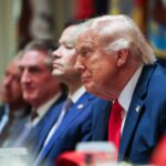Donald Trump hablando en el Despacho Oval de la Casa Blanca