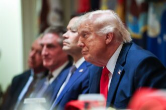 Donald Trump hablando en el Despacho Oval de la Casa Blanca