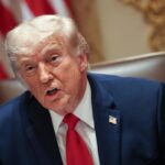 El presidente de Estados Unidos Donald Trump en una rueda de prensa 'hablando con gestos enérgicos'