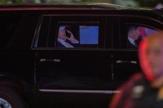 Donald Trump sonriendo durante una ceremonia en la Casa Blanca