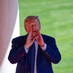 Donald Trump hablando en la cumbre del G7 en Évian, Francia, junto al emir de Qatar