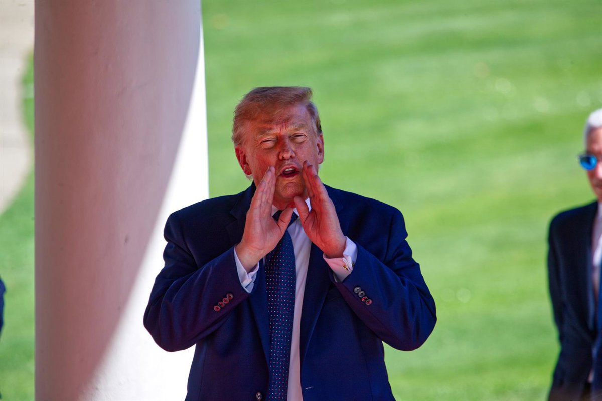Donald Trump hablando en la cumbre del G7 en Évian, Francia, junto al emir de Qatar