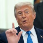 Donald Trump hablando en una rueda de prensa en el Despacho Oval de la Casa Blanca