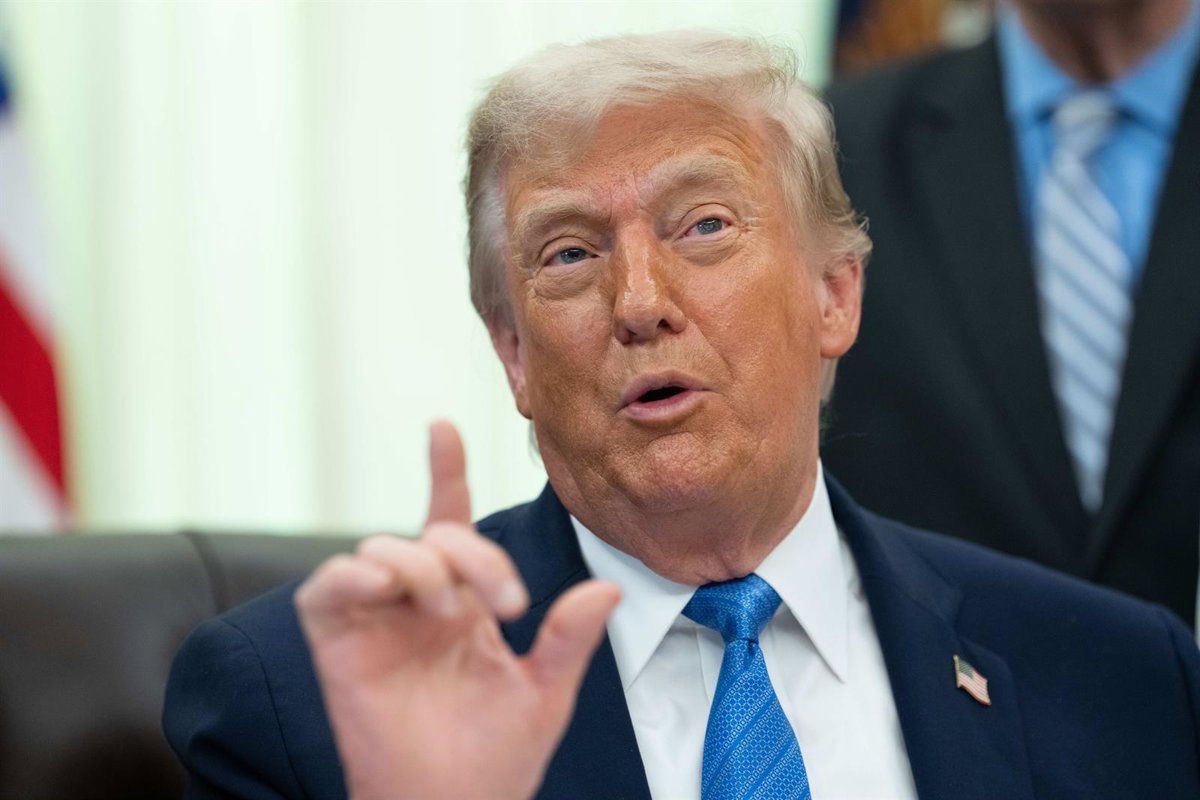 Donald Trump hablando en una rueda de prensa en el Despacho Oval de la Casa Blanca