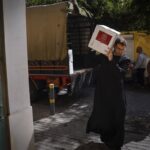 Un camión de ayuda humanitaria con bandera de Líbano en un control de carretera