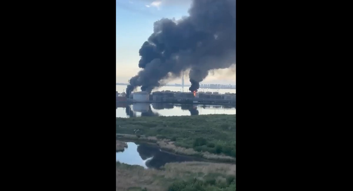 Imagen de una terminal petrolera en San Petersburgo, Rusia, tras el ataque de Ucrania