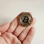 Gráfica de Bitcoin con flechas ascendentes representando la acumulación de holders de largo plazo