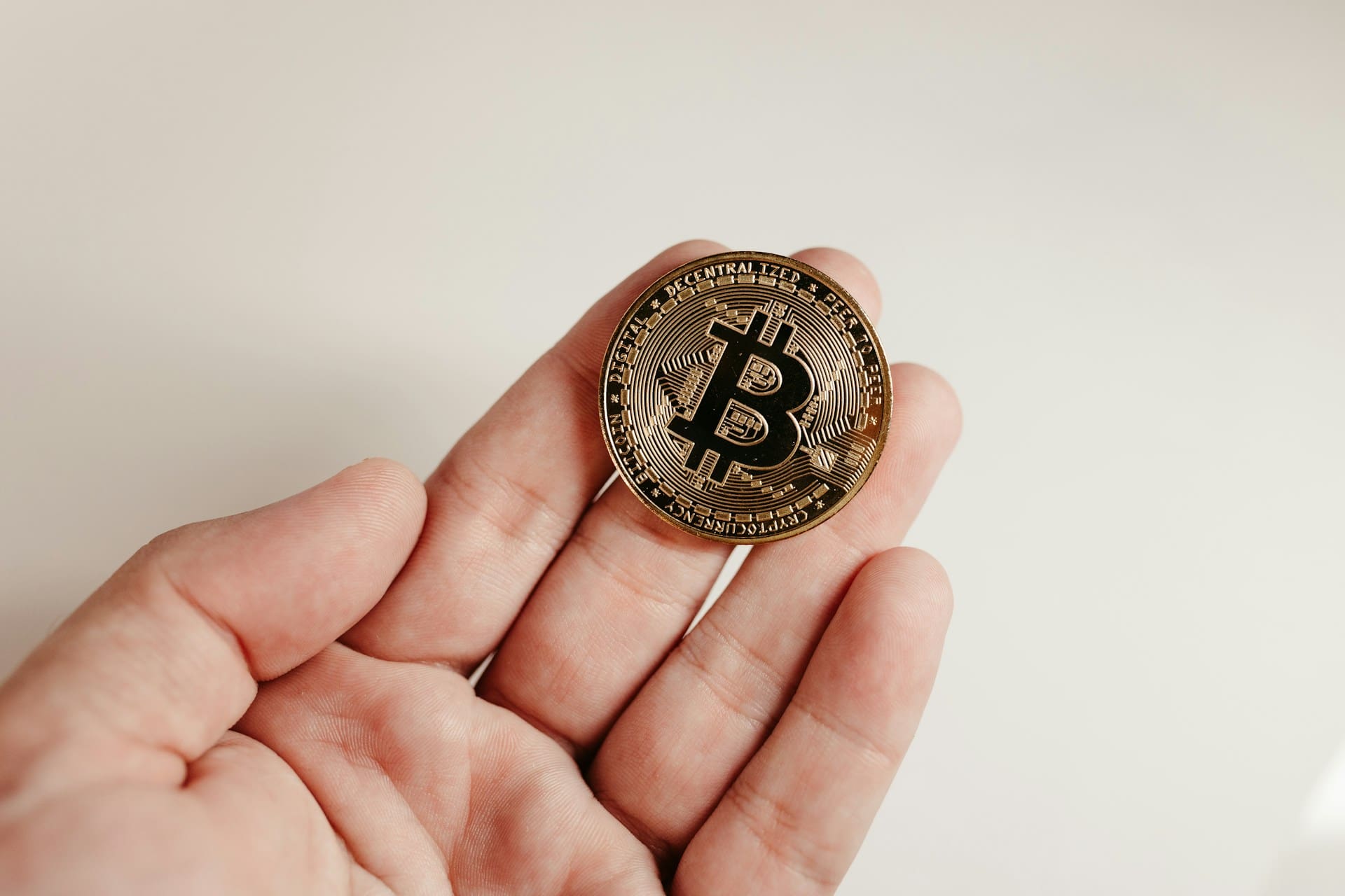 Gráfica de Bitcoin con flechas ascendentes representando la acumulación de holders de largo plazo
