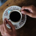 Qué pasa si tomo café quemado o recalentado: médicos advierten