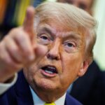El presidente de EEUU, Donald J Trump, en una reunión en el Despacho Oval con un gesto de negociación