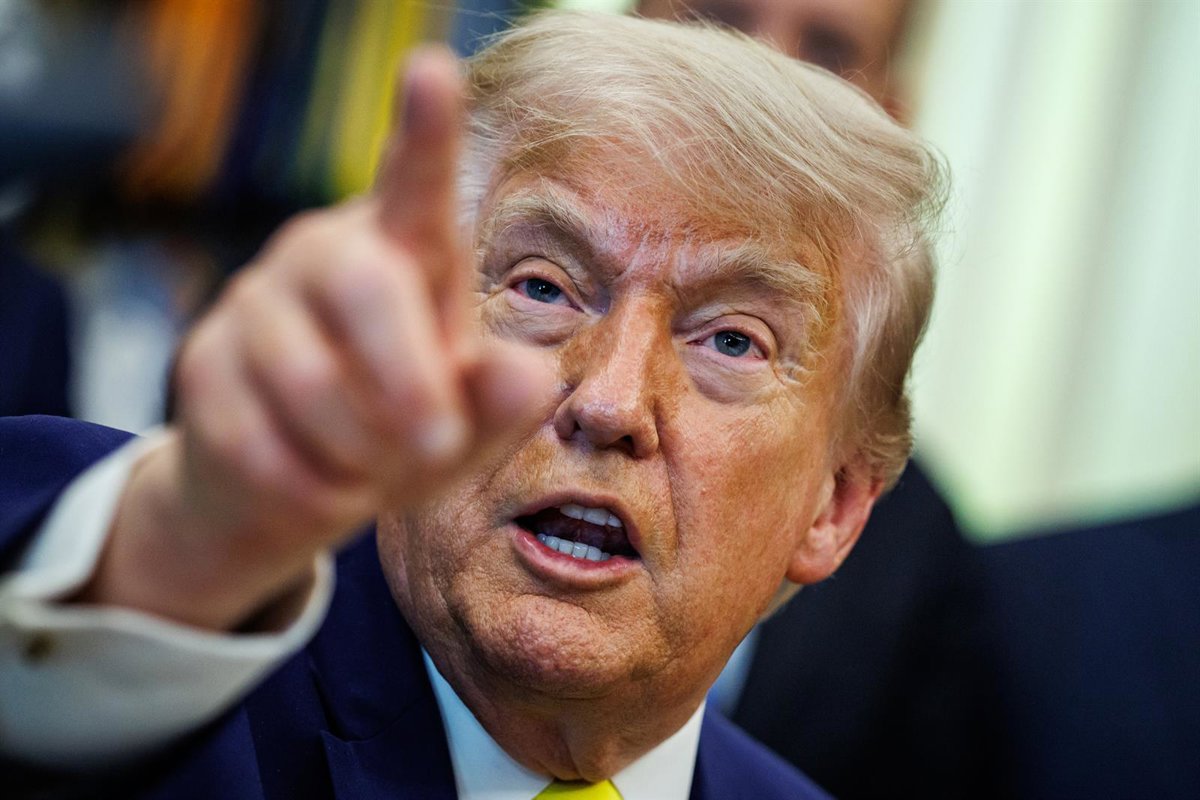 El presidente de EEUU, Donald J Trump, en una reunión en el Despacho Oval con un gesto de negociación