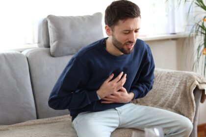 Persona con dolor en el pecho sujetándose el brazo izquierdo