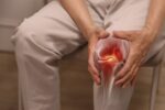 Imagen de una persona doblando su rodilla con un gesto de preocupación