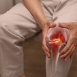 Imagen de una persona doblando su rodilla con un gesto de preocupación
