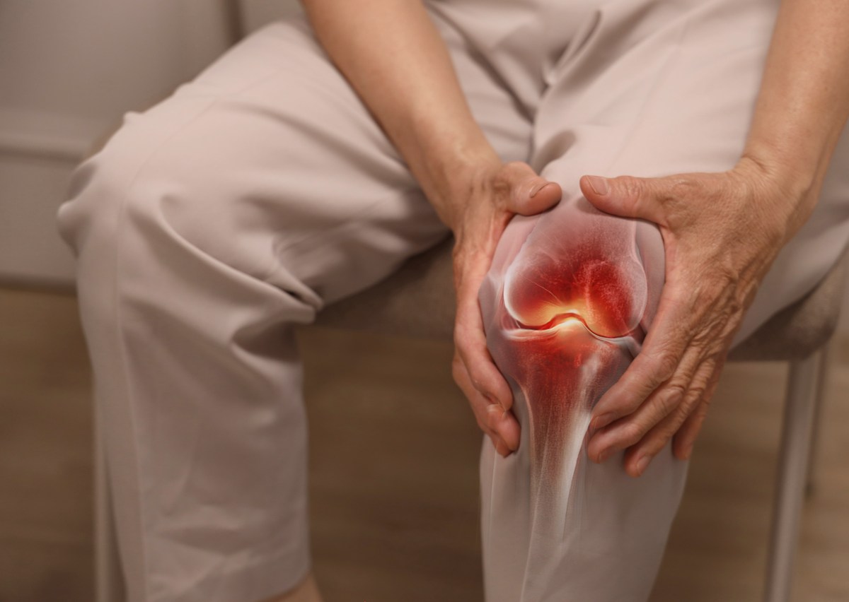 Imagen de una persona doblando su rodilla con un gesto de preocupación