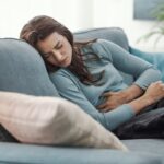 Mujer con dolor menstrual intenso en el abdomen