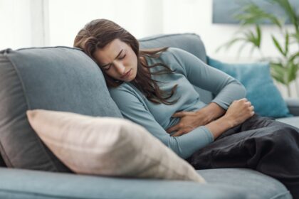 Mujer con dolor menstrual intenso en el abdomen