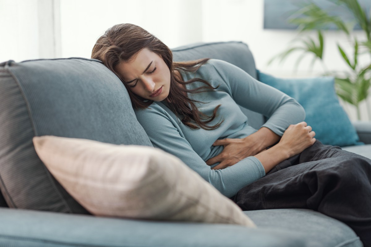 Mujer con dolor menstrual intenso en el abdomen