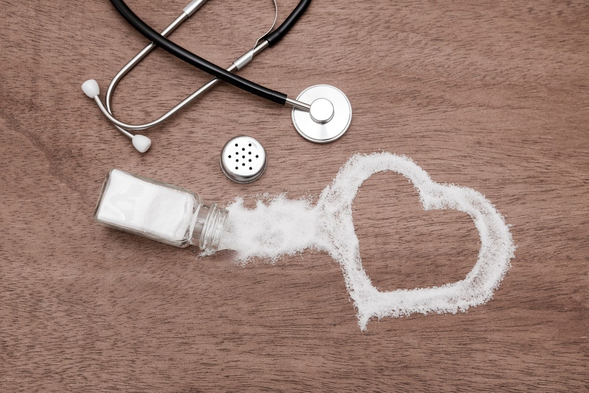 Persona midiendo su presión arterial en casa, con un tensiómetro