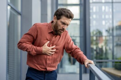 Persona con ansiedad y tensiómetro en mano, reflejando el impacto de la ansiedad en la salud cardiovascular
