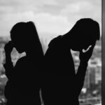 Persona con el corazón roto, con una expresión de profunda tristeza y dolor