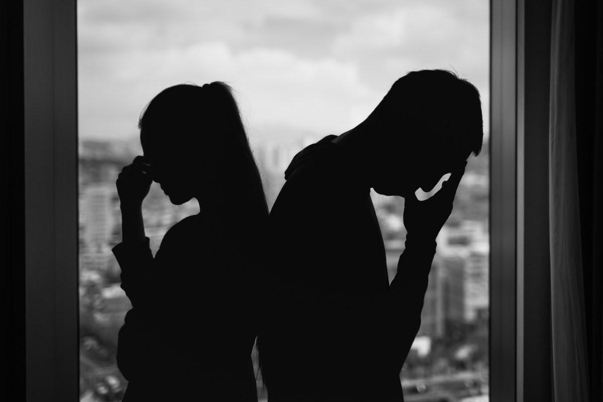 Persona con el corazón roto, con una expresión de profunda tristeza y dolor