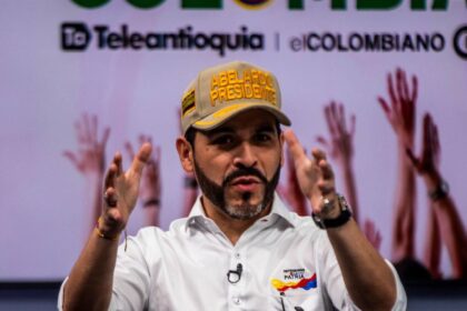 Gráfico de deuda colombiana mostrando impacto en impuestos y servicios públicos para familias