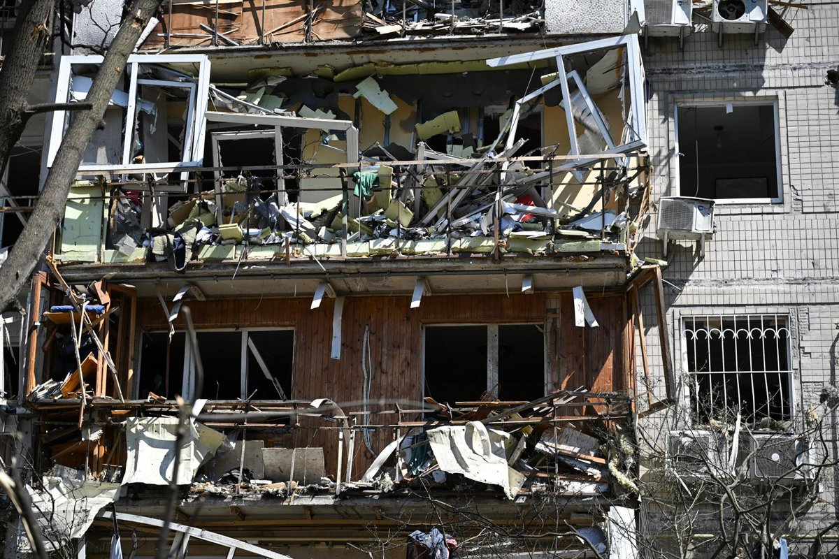 Rescatistas trabajando en las zonas afectadas tras los ataques en Kiev