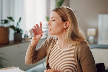 ¿Beber agua reduce el estrés? Médicos lo aclaran