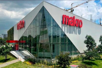 Fachada de un nuevo establecimiento comercial en una ciudad colombiana tras el anuncio de inversiones