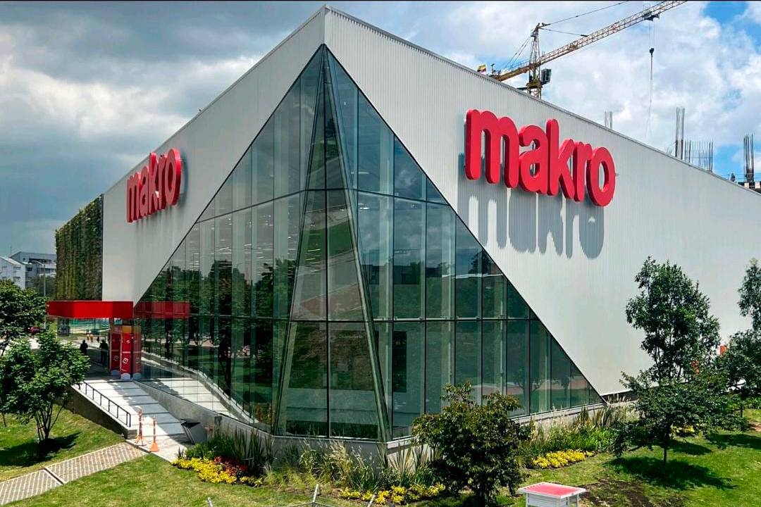 Fachada de un nuevo establecimiento comercial en una ciudad colombiana tras el anuncio de inversiones