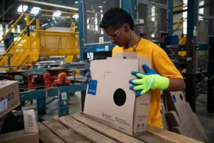 Trabajador revisando su horario laboral en una oficina moderna