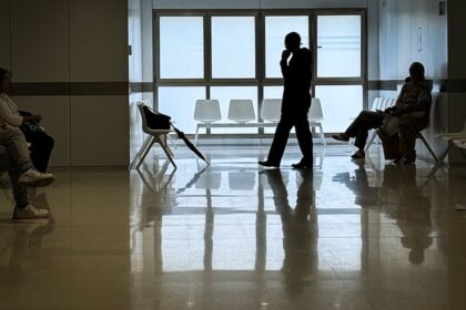 Paciente esperando en la sala de espera de un centro de salud público