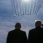 Donald Trump hablando en el evento Freedom 250 con banderas de EEUU al fondo