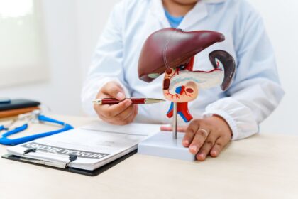 Imágenes de sustancias y situaciones que pueden dañar el hígado, como suplementos y pesticidas