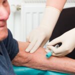 Análisis de sangre anticipa riesgo de Alzheimer hasta 10 años antes de síntomas