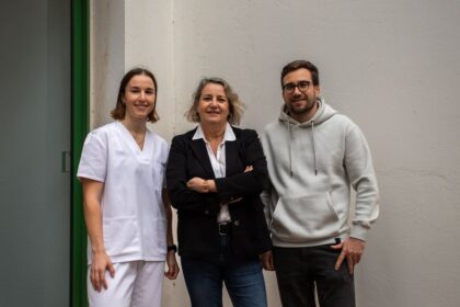 Maitane Martínez firmando su testamento vital con tranquilidad