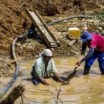 Mineros artesanales en Colombia recibiendo información sobre el nuevo fondo de apoyo estatal