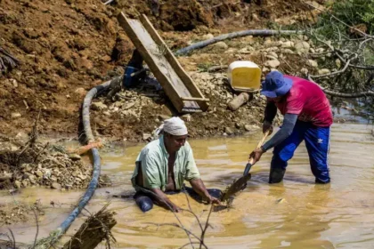 Mineros artesanales en Colombia recibiendo información sobre el nuevo fondo de apoyo estatal