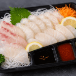 Sashimi coreano con condimentos que contienen trigo, soja y sésamo